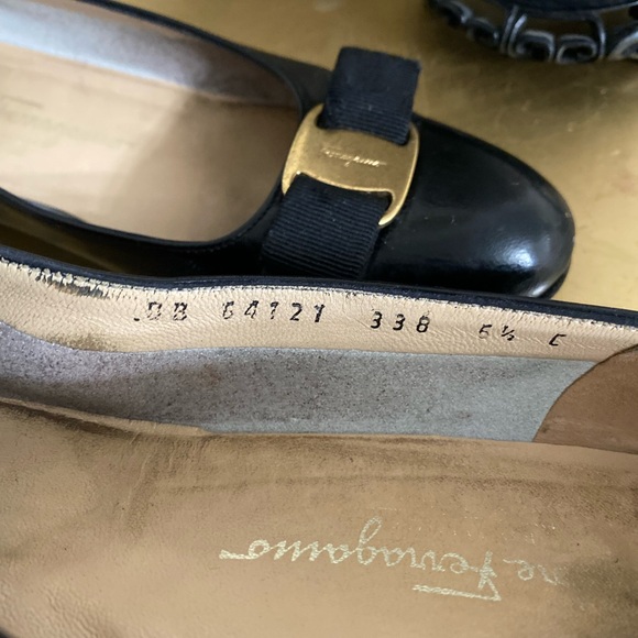 Salvatore Ferragamo with gold buckle  leather shoes - Picture 5 of 7